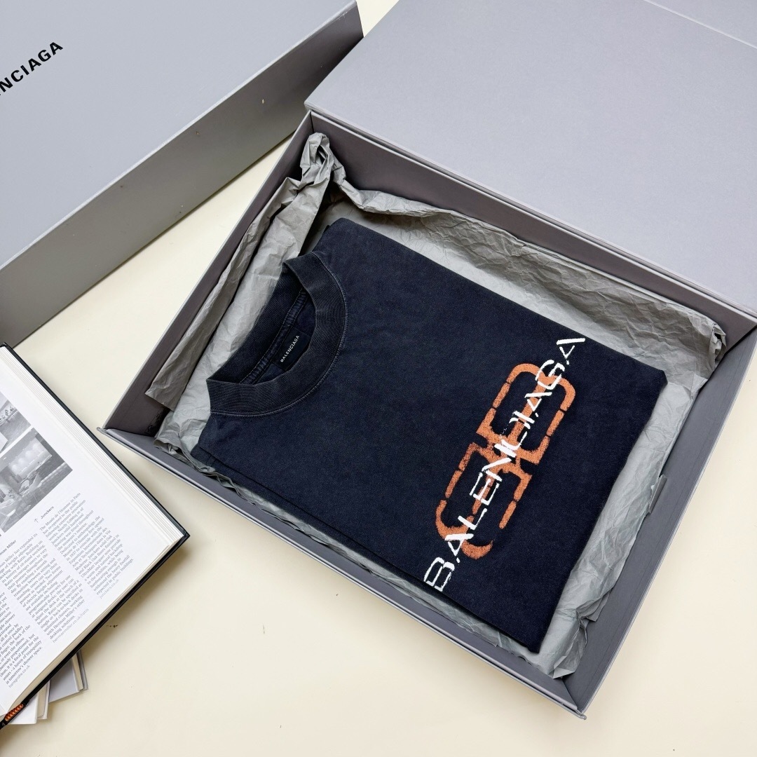 P229 Paris Overlapping-Letter Print T-Shirt