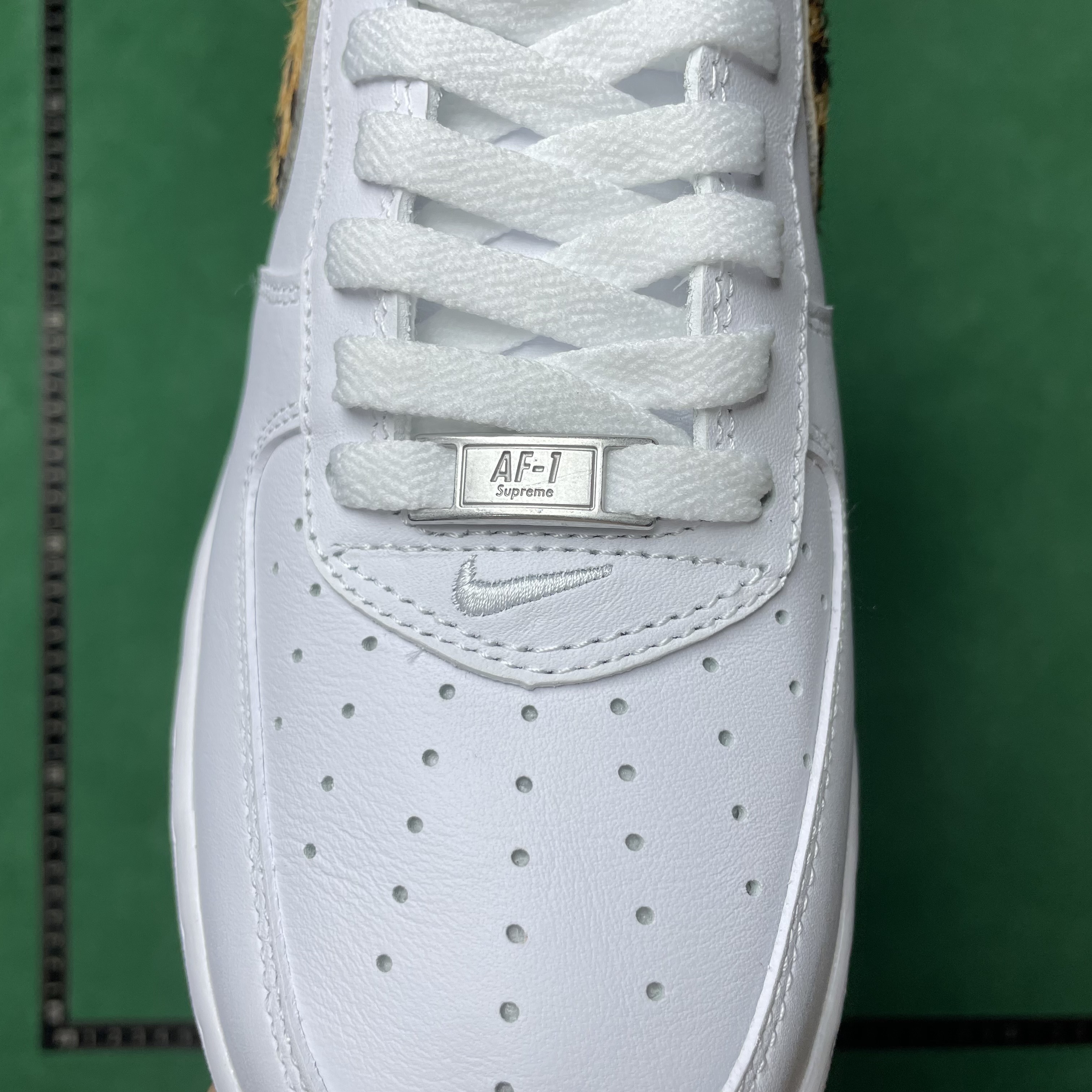 26＄DC  Batch Supreme x GOODENOUGH x Nike Air Force 1 Low SP三方联名 豹纹 舒适百搭 耐磨 低帮 板鞋 男女同款 白色 · image 9
